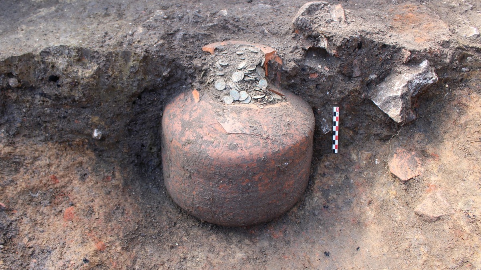 Sensationsfund – Archäologen haben in Frankreich drei antike Gefäße ausgegraben, die mit Zehntausenden Münzen gefüllt und 1.700 Jahre alt sind