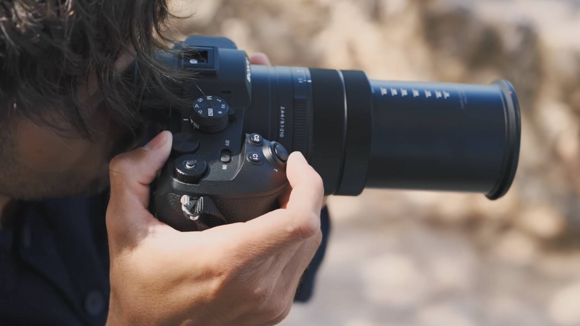 Sony Kamera – Sonys neue Kamera gehört zu den vielseitigsten überhaupt – wer so ein All-in-One-Paket haben möchte, muss aber tief in die Tasche greifen